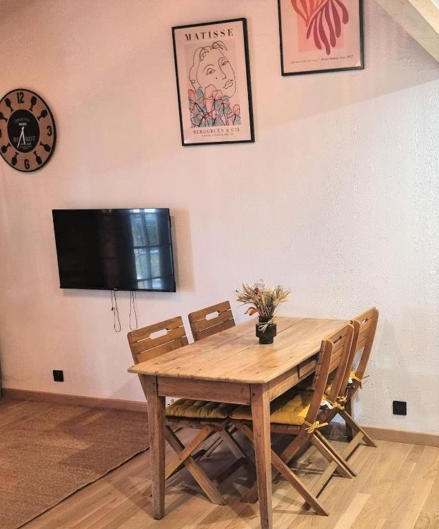 Televízia a/alebo spoločenská miestnosť v ubytovaní Le Chalet