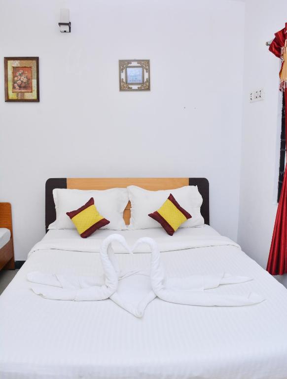 Postel nebo postele na pokoji v ubytování TGT Holidays Yercaud