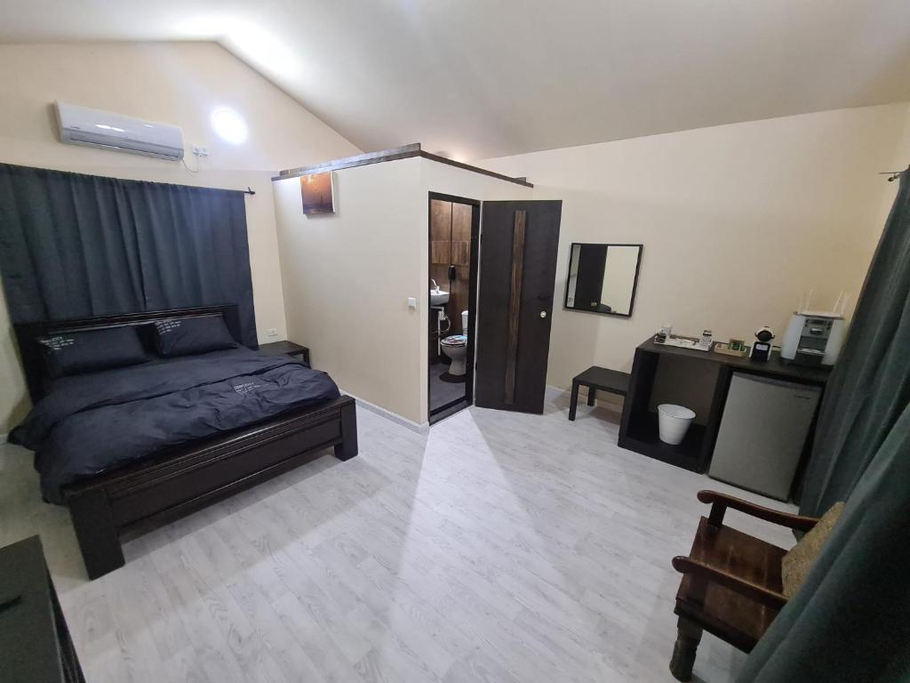 a bedroom with a bed and a bathroom at הצימר של נוף הגבעה זכרון in Zikhron Ya'akov