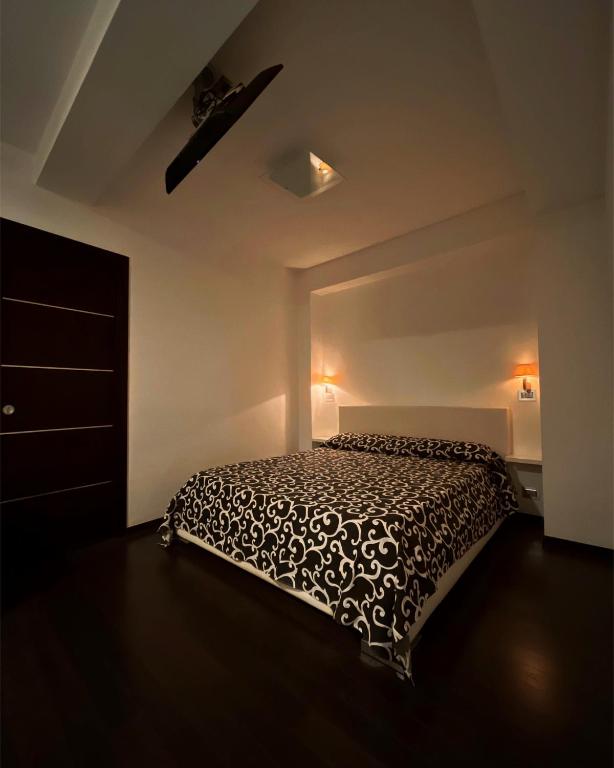 ein Schlafzimmer mit einem Bett in einem weißen Zimmer in der Unterkunft Sei ottavi in Gioiosa Marea
