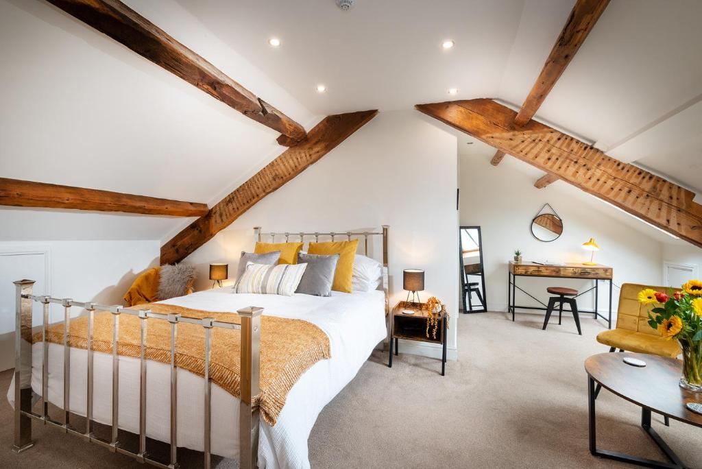 una camera con letto e scrivania di Luxury Studio Apartment - Town Centre a Whitehaven