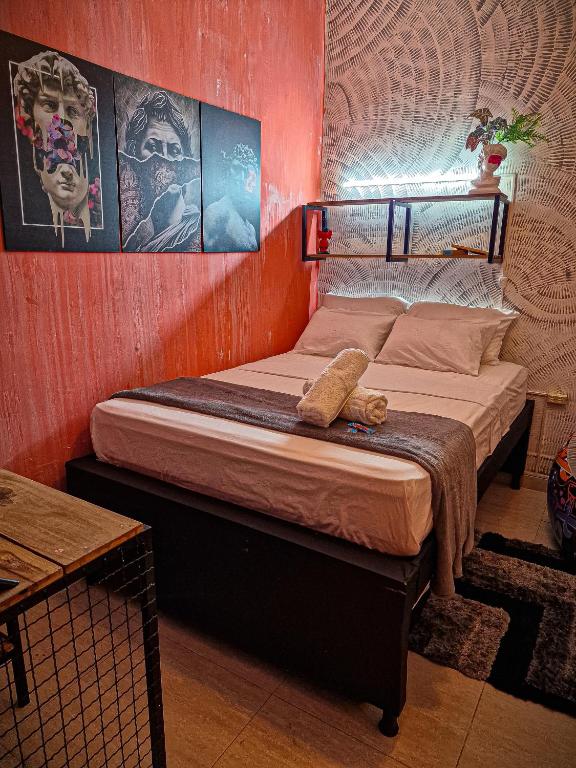 Postel nebo postele na pokoji v ubytování Urban Hostal Bar