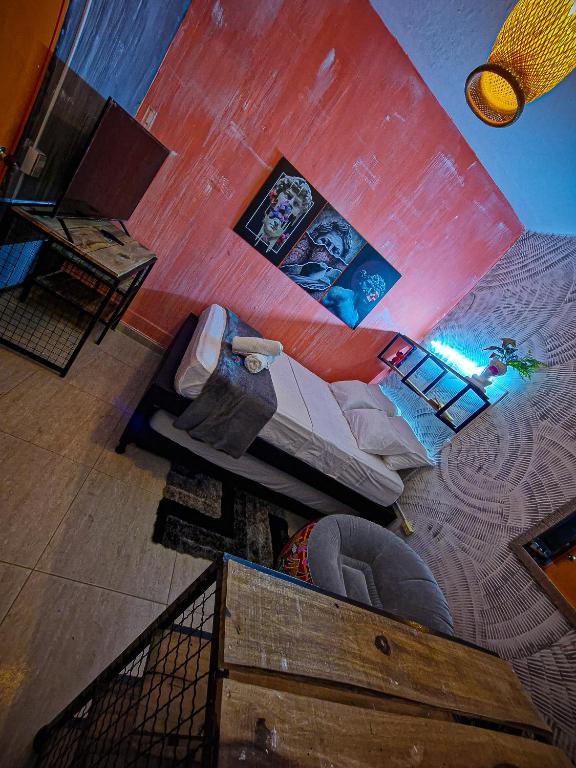 TV a/nebo společenská místnost v ubytování Urban Hostal Bar