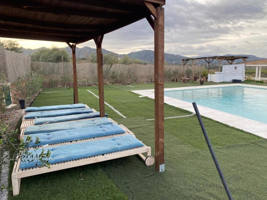 Bazén v ubytovaní Hacienda Los Olivos Alora Grupos grandes Fiestas Pista de padel alebo v jeho blízkosti