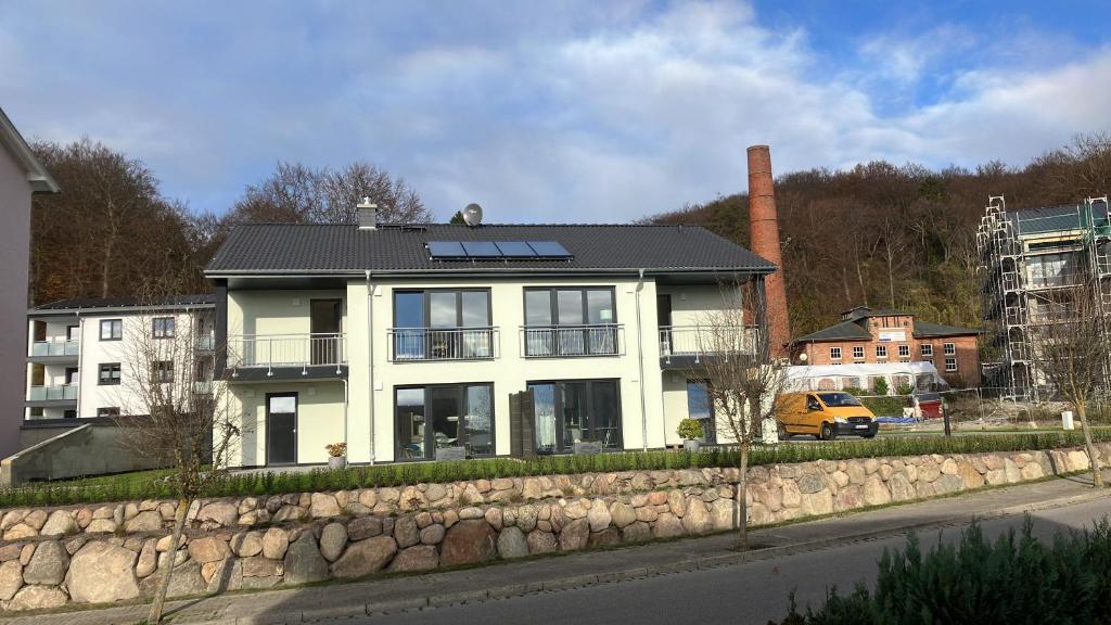 ein weißes Haus mit Sonnenkollektoren darüber in der Unterkunft Haus Edith in Sassnitz