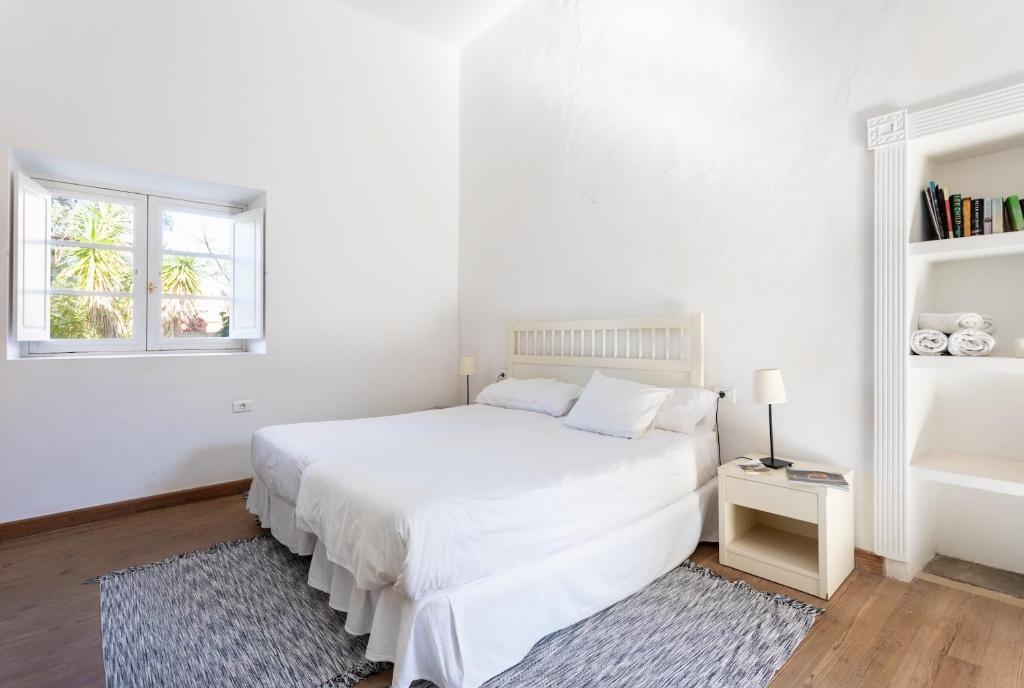 A bed or beds in a room at Detached Villa with Garden, Heated and Private Pool, Sea View, Parking Free