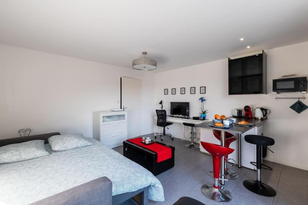 Posteľ alebo postele v izbe v ubytovaní Sous Le Soleil * Parking Privé * Climatisation * La Grande Motte