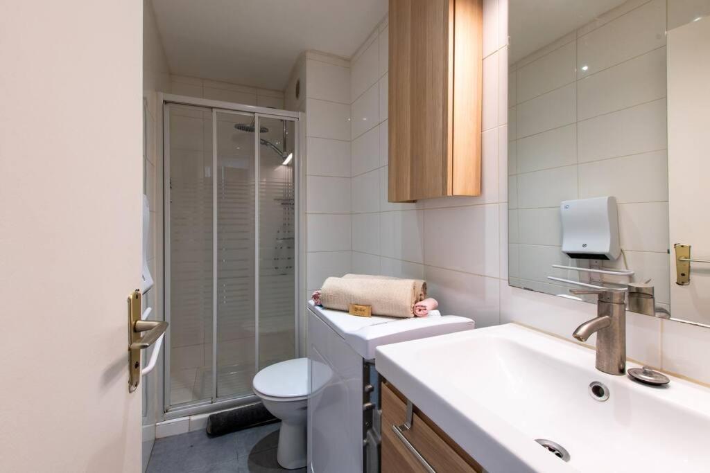 Kúpeľňa v ubytovaní Sous Le Soleil * Parking Privé * Climatisation * La Grande Motte