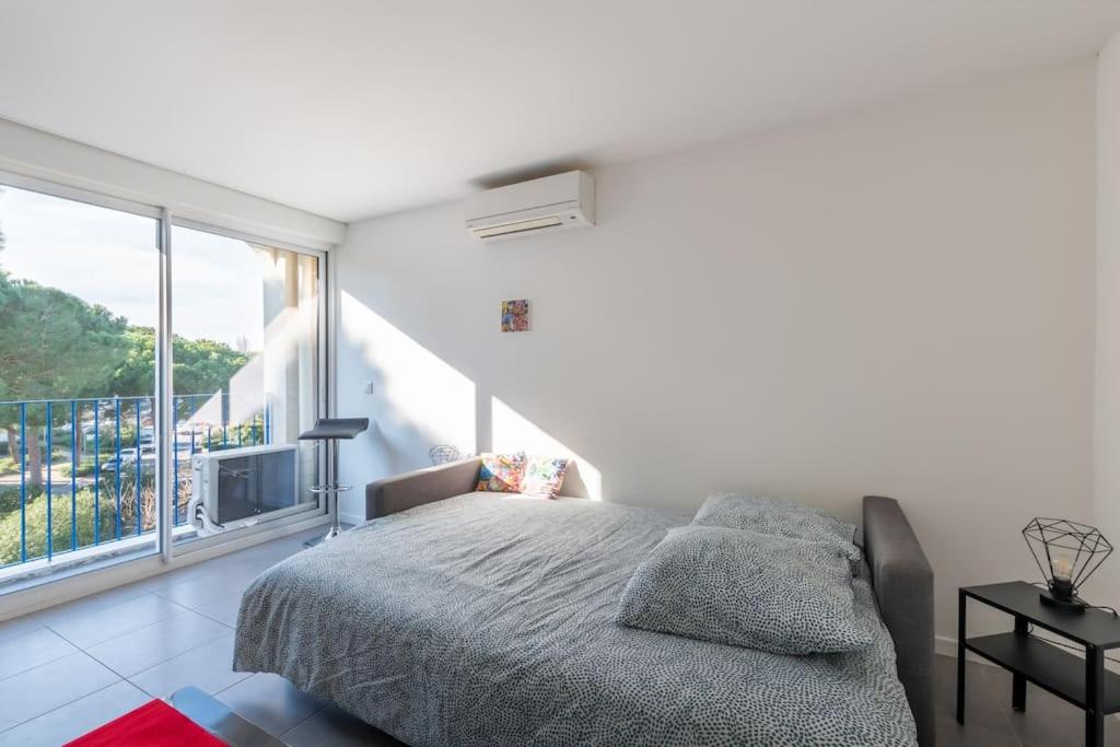 Posteľ alebo postele v izbe v ubytovaní Sous Le Soleil * Parking Privé * Climatisation * La Grande Motte