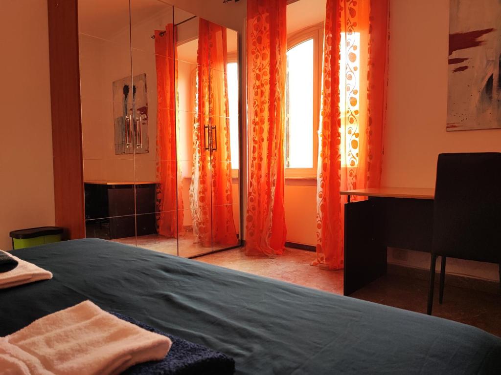 una camera con letto e finestra con tende arancioni di Napoleone's House a Roma