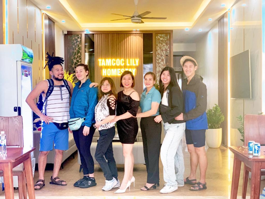 un grupo de personas posando para una foto en una habitación en Tam Coc LiLy Homestay, en Ninh Binh