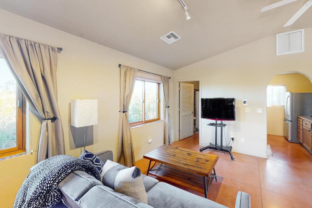 TV a/nebo společenská místnost v ubytování Cactus Grove Casita