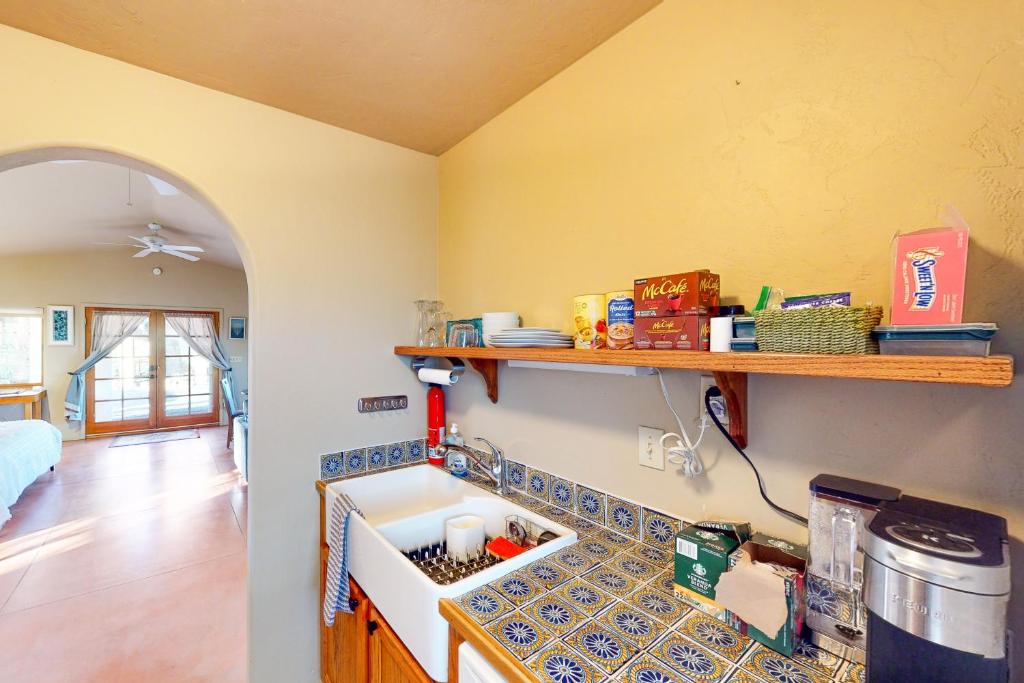 Kuchyň nebo kuchyňský kout v ubytování Cactus Grove Casita