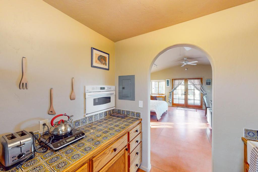 Kuchyň nebo kuchyňský kout v ubytování Cactus Grove Casita