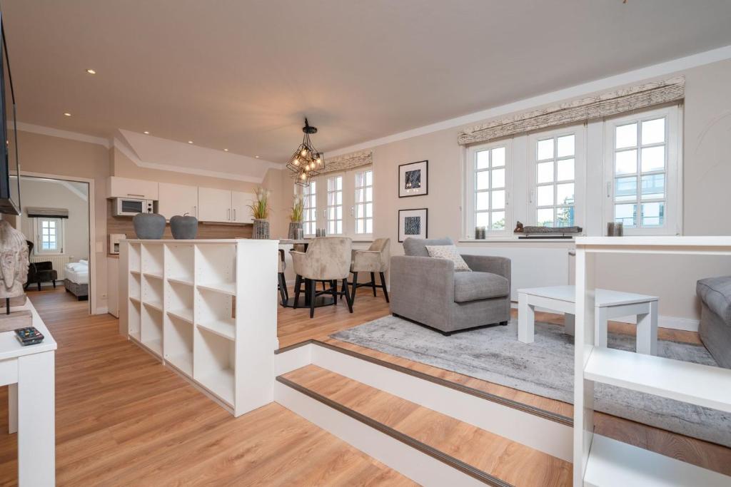 uma sala de estar e de jantar com uma cozinha e sala de estar em Seehof 34 em Bansin