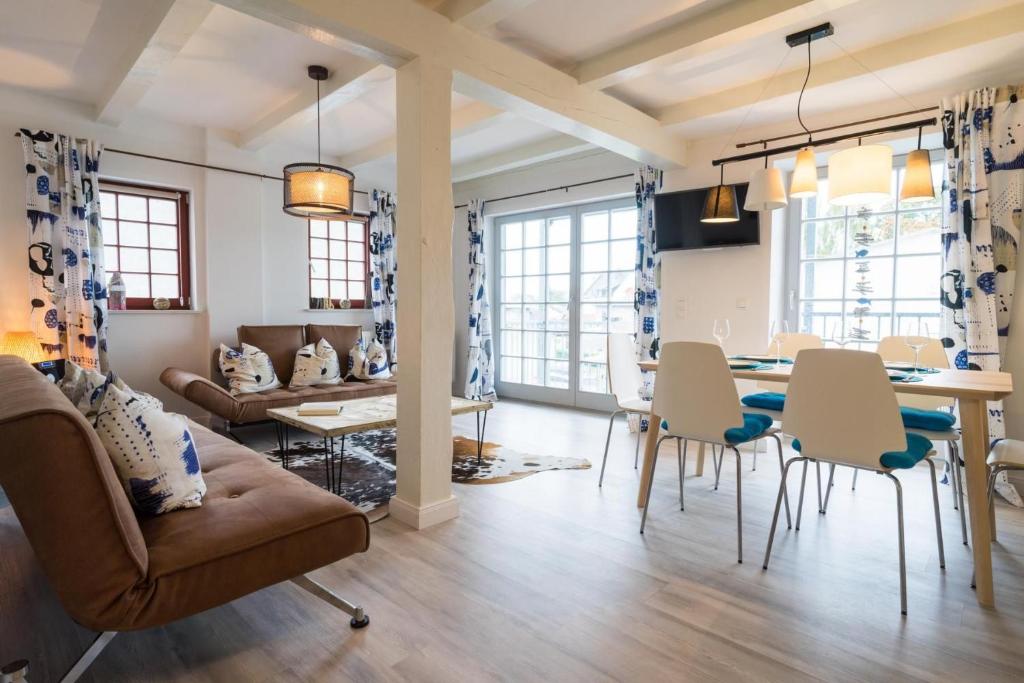 a living room with a table and chairs at Villa Bellevue 3 _App_ 12 in Ahlbeck
