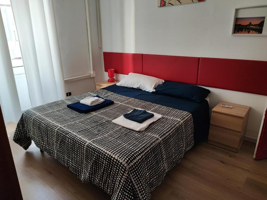 ローマにあるTurati Houseのベッドルーム1室(ベッド1台、タオル2枚付)