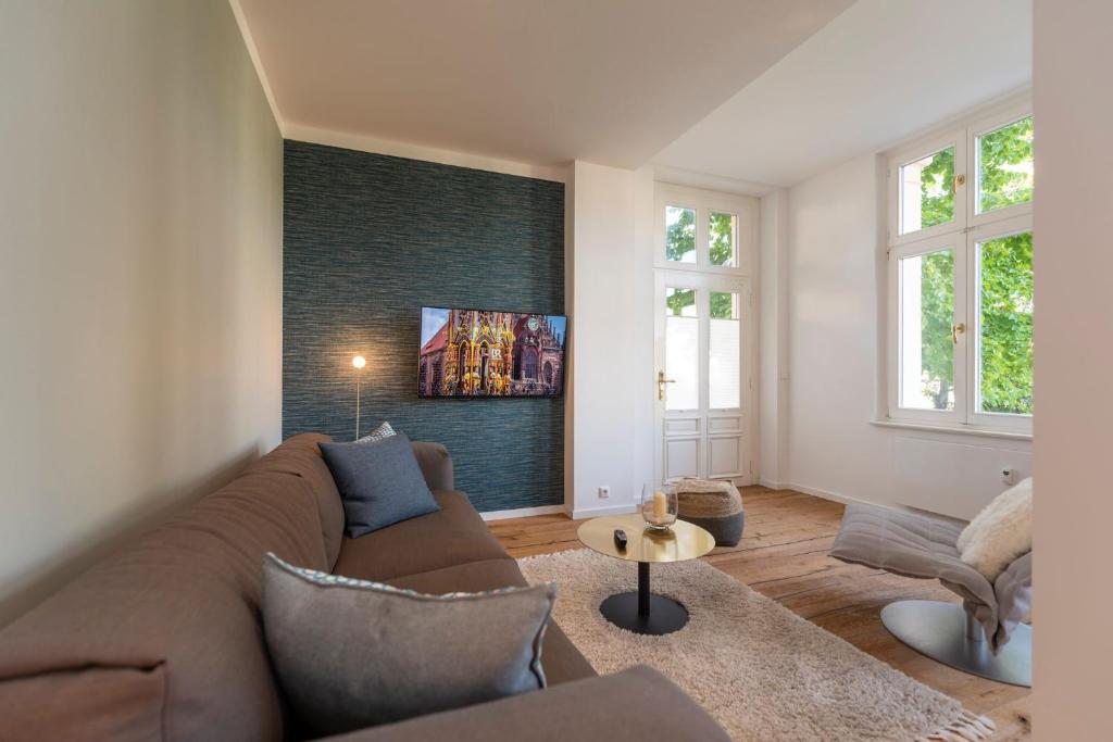sala de estar con sofá y TV en Villa Doctores App 02 nur Erwachse, en Heringsdorf