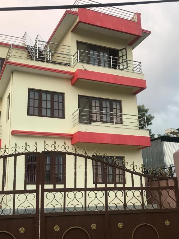 ein Haus mit einem Zaun davor in der Unterkunft Apartment at Balkot, Nepal in Thimi