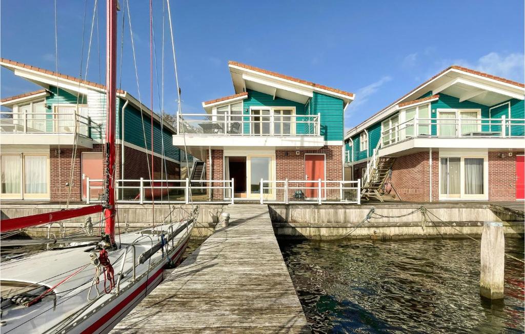 un barco está atracado junto a algunos edificios en Stunning Home In Workum With Kitchen, en Workum