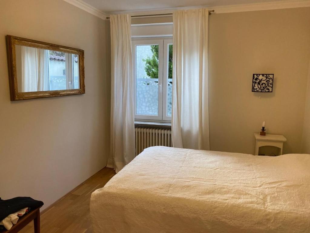 1 dormitorio con cama y ventana en Steinfirst Private House, en Sinntal