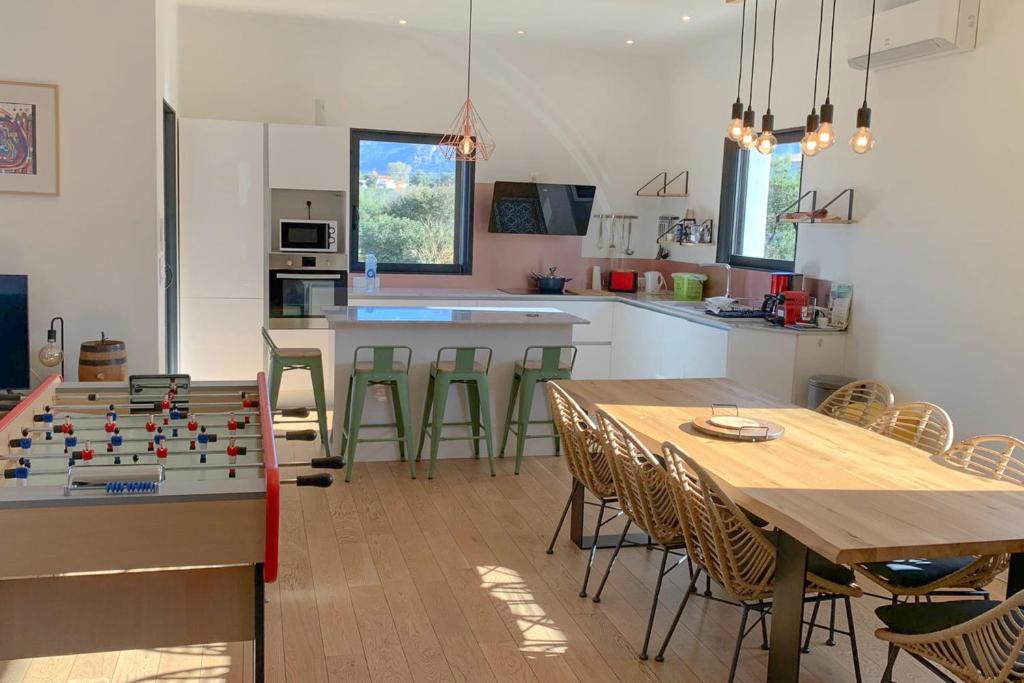 Kuchyňa alebo kuchynka v ubytovaní Villa avec piscine bbq pétanque Calme à 5km de la plage de sable de Calvi