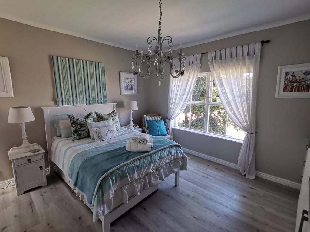 A bed or beds in a room at Hermanus Sea view room