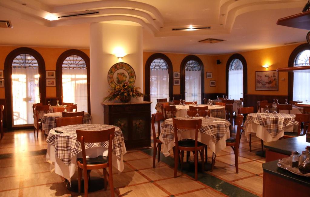 Reštaurácia alebo iné gastronomické zariadenie v ubytovaní Hotel Ristorante Regina
