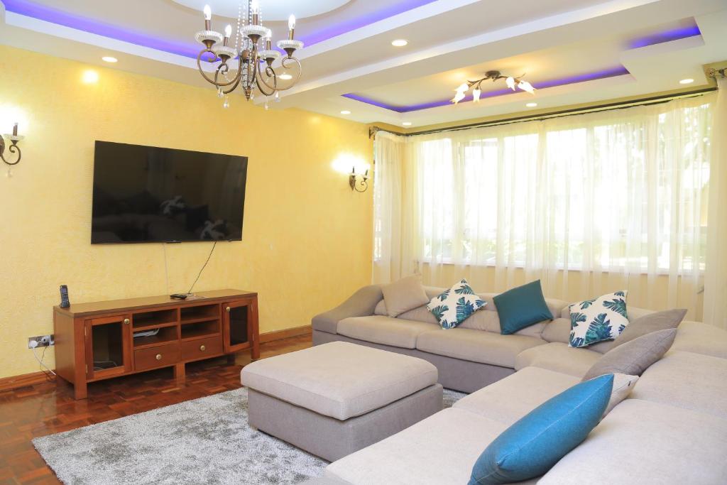 TV a/nebo společenská místnost v ubytování Asyana Gardens