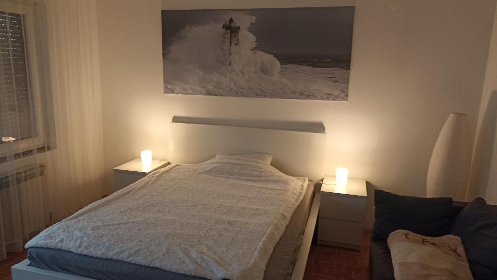 - une chambre dotée d'un lit avec deux lumières dans l'établissement Apartment Nana, à Gradići