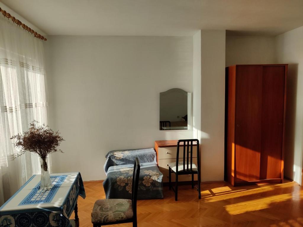 Posezení v ubytování Apartment in Tisno with sea view, balcony, air conditioning, WiFi (4874-2)