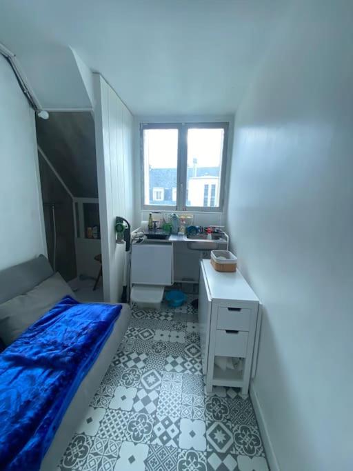 Habitación pequeña con cama y escritorio. en Dodo à Chambéry, en Chambéry