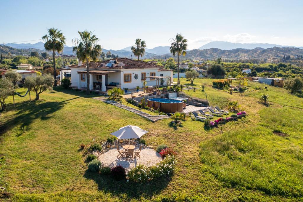 - une vue aérienne sur une maison avec une cour dans l'établissement Casa de los Sueños, à Coín