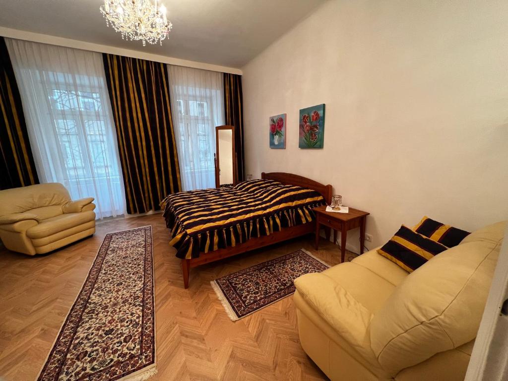 een woonkamer met een bank en een bed bij S&E Apartments Vienna in Wenen