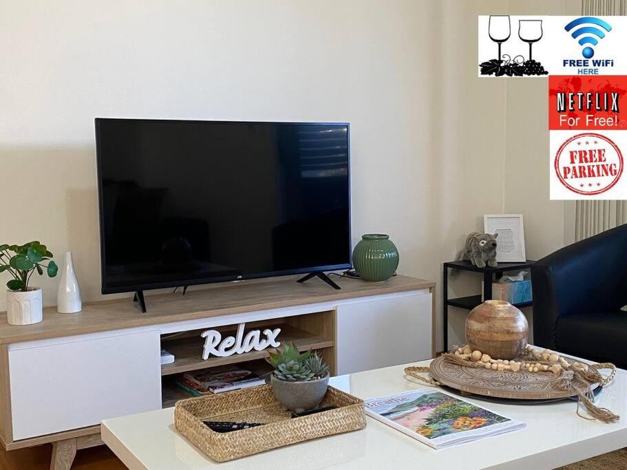 sala de estar con TV y mesa en Smart Modern Close City/Airport WIFI/Park/Netflix en Perth