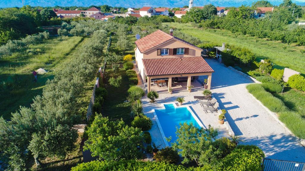 una vista aérea de una casa con piscina en Holiday Home Taraš, en Smilčić
