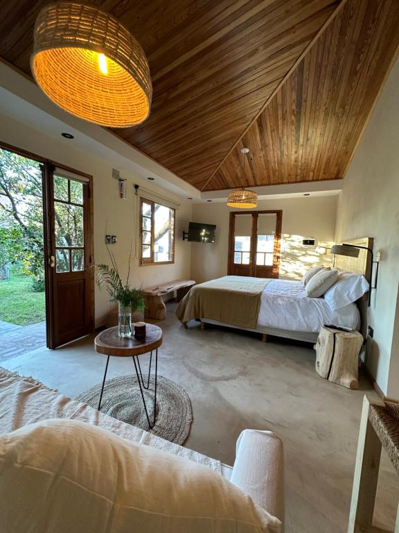 una grande camera da letto con un letto e un tavolo di Tanah Host - Casa de Huespedes a Villa Mercedes