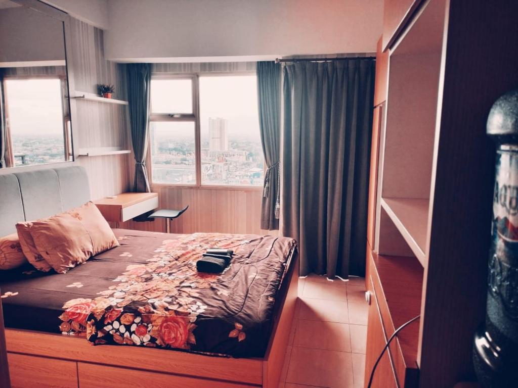 Un dormitorio con una cama con flores. en MARGONDA RESIDENCE 3 en Kemirimuka Dua