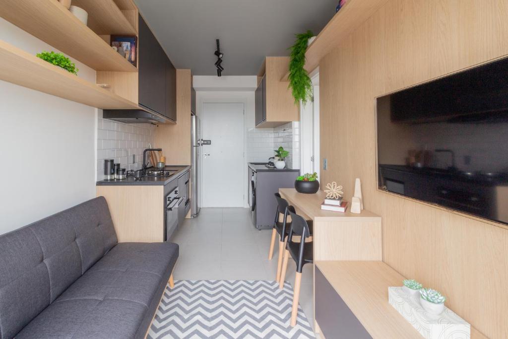 Hotel Laguna - Studio Perfeito para Você - F1 - Tokio Marine - Vibra!, a kitchen with a couch and a table in a room at Laguna - Studio Perfeito para Você - F1 - Tokio Marine - Vibra! in São Paulo