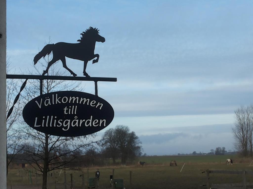 un panneau avec un cheval courant sur un poteau dans l'établissement Lägenhet Lillisgården, à Vallåkra