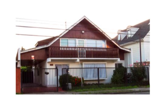 una casa con una recinzione di fronte di Ruka Rayen a Temuco