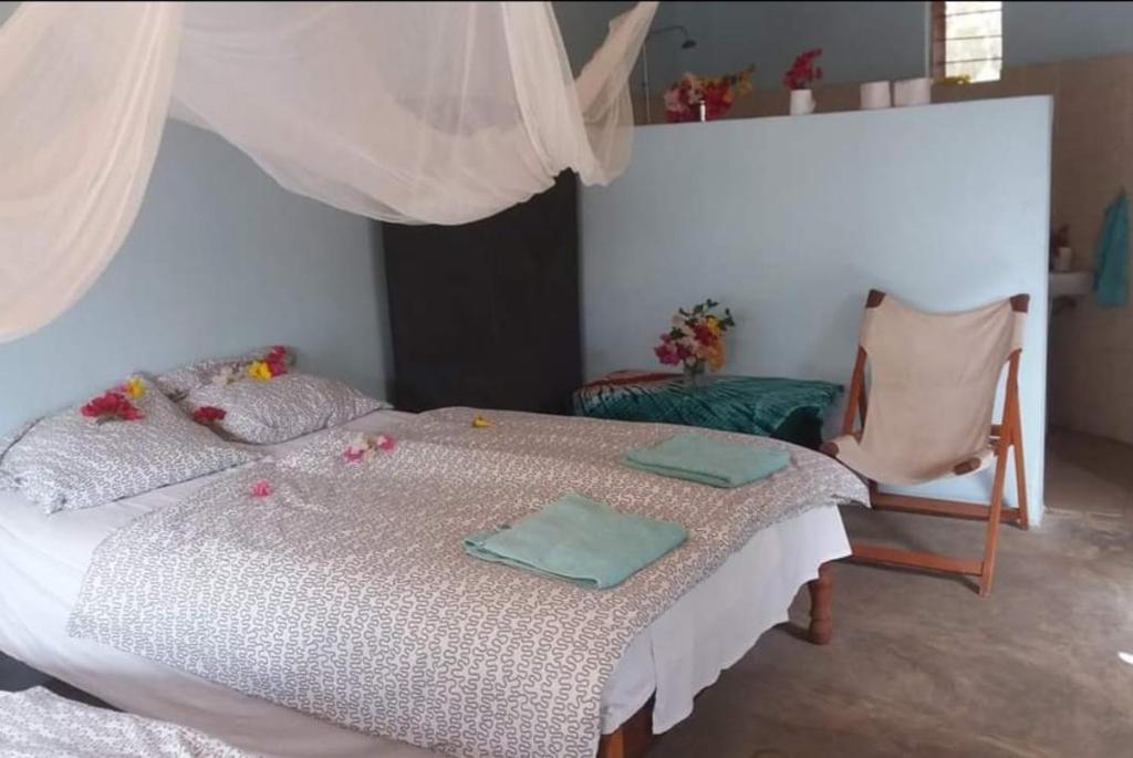 - une chambre avec un lit et 2 serviettes dans l'établissement Abenebolong, à Abémé