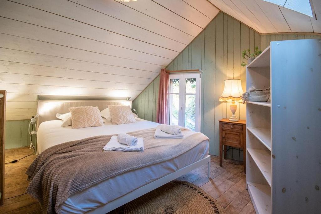 una camera da letto con un letto e asciugamani di Les Gîtes du Goelo a Plouha