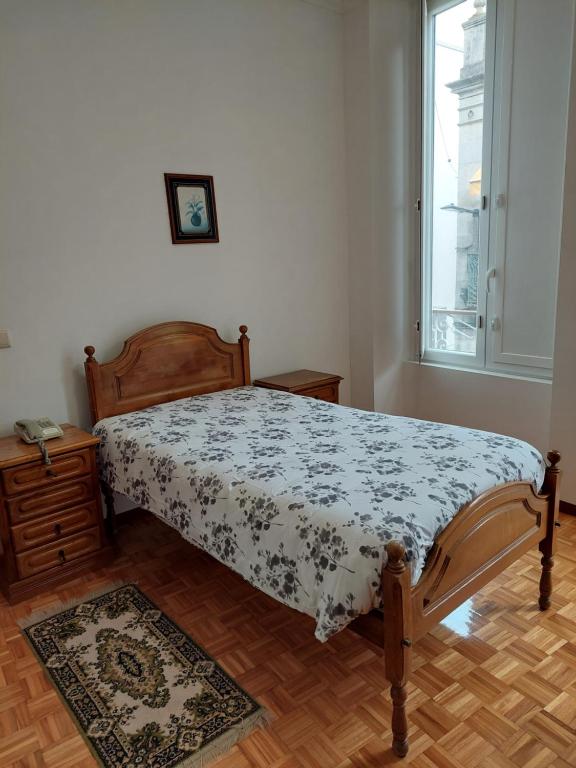 1 dormitorio con cama y ventana en Residencial Real - Antiga Rosas, en Vila Real