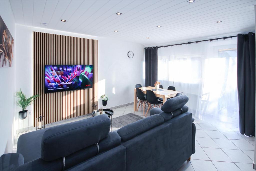 a living room with a large couch and a table at ALFA Stuttgart 3Zi-Maisonette 6 Personen Zuffenhausen nahe Porsche & Bosch in Stuttgart