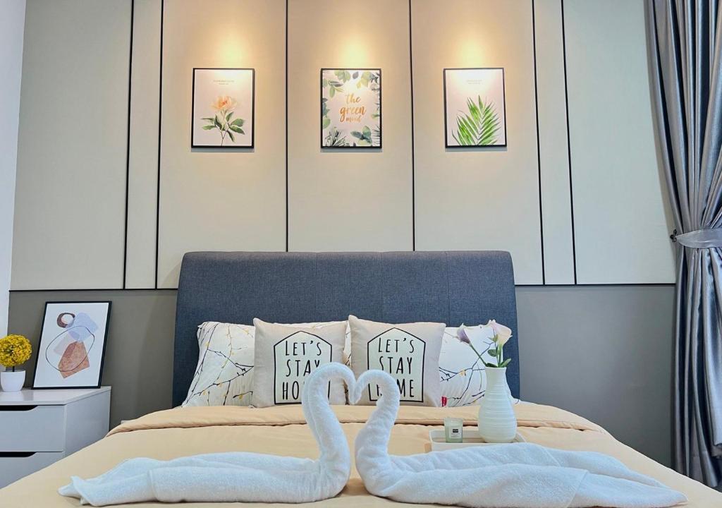 1 dormitorio con 2 toallas de cisne en una cama en 3BR / 9 PAX / Sunway Velocity / MRT / LRT, en Kuala Lumpur