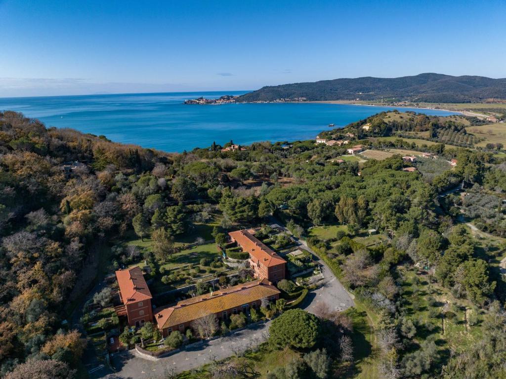 una vista aérea de un edificio en una colina junto al agua en Affitti Brevi Toscana - Nel verde vicino al Mare, en Fonteblanda