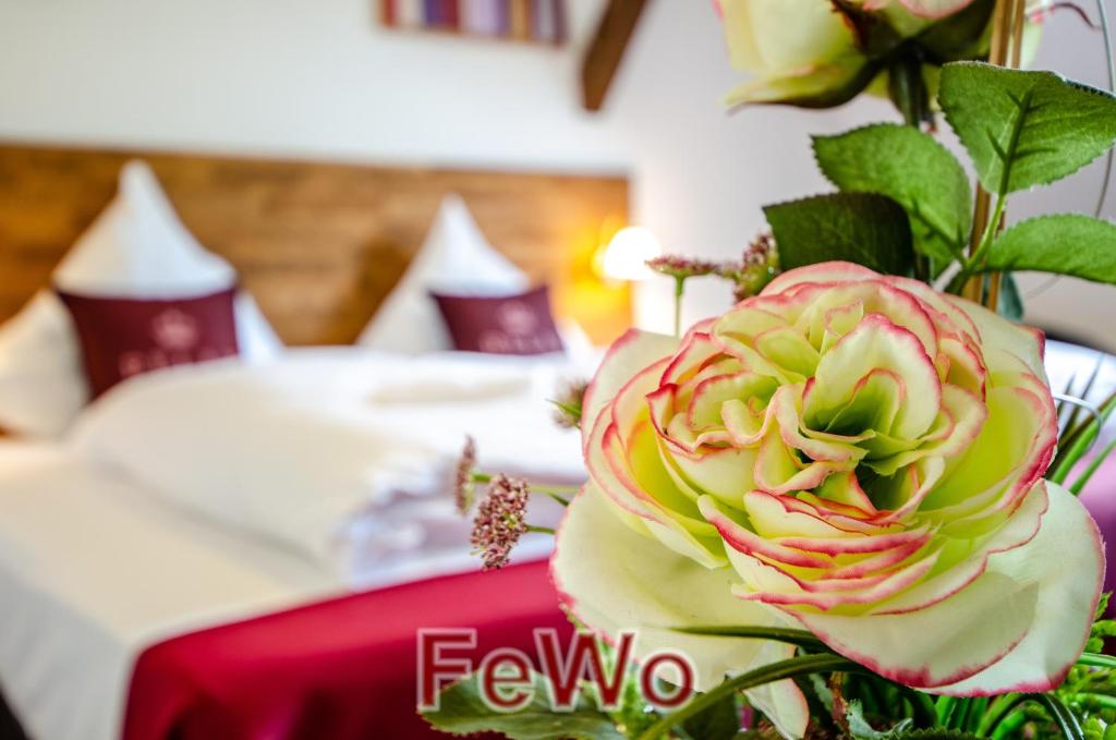 een bloem op een tafel in een hotelkamer bij MoselUnion - Aparthotel Landsknecht in Cochem