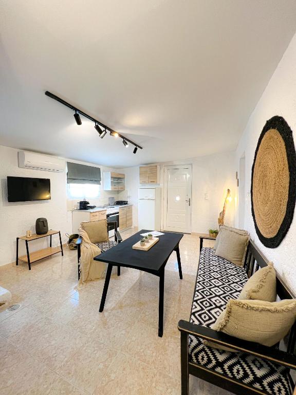 salon z kanapą i stołem w obiekcie LA Casa Di Lusso N7 -Adults Only w Kolymbii