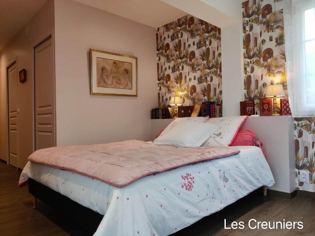 um quarto com uma cama grande num quarto em Du coté de chez Swann 1 em Trouville-sur-Mer